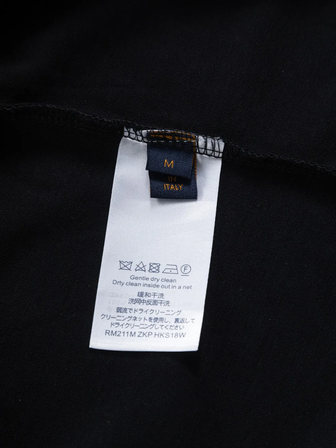🅿️220 Louis Vuitton 1V LV slightly wide version S-XL LV 26ss new product counters are on the shelves at the same time. Multiple craftsmanship. Three-dimensional water-soluble cotton letters on the chest🪡 embroidery + water-soluble cotton large letters logo on the back🪡 embroidery. Round neck short-sleeved T-shirt, same style for men and women! Consigned to one-to-one creation. Synchronized with the official website, pure cotton fabrics at the counter! It is close to the skin and comfortable, durable and easy to wear. It has a classic and simple logo design and meticulous original craftsmanship. Short-sleeves, a must-have item for men, do not appear to be the same for the general public, but must be unique and eye-catching. This LV short-sleeve is all about quality, comfort, the same shape and fashion as always, including fabrics and cutting techniques. All of them have been made with great effort! 320 grams of washed pure cotton fabric, pure cotton is breathable, very refreshing and comfortable for daily wear. The rib knitting on the neckline is smooth and tight, and the neckline will not be skewed if you toss it at will. The loose version, you will find that it looks really good on the upper body. The overall is minimalist and neat, super versatile for daily use! Pair it casually with a pair of pants for a youthful look. A T-shirt will make your outfit crazy. It is a fashionable item that can never go wrong! Color: Black White Size: S-XL Size chart: S: Shoulder width 50-Bust 56-Length 70 M: Shoulder width 52-Bust 57-Length 72 L: Shoulder width 54-Bust 59-Length 74 XL: Shoulder width 56-Bust 62-Length 76